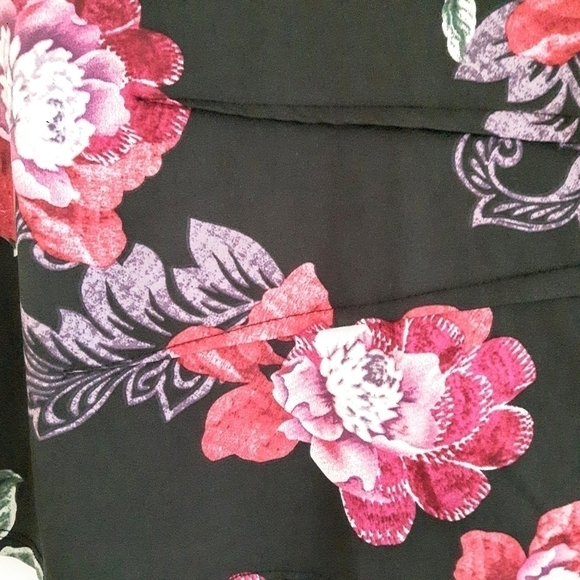 2/$35 SALE LAURA Petite Black Floral Top with Side Pleating. Size M EUC. - Picture 4 of 9